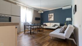 Apartment for rent for €2,015 per month in Bologna, Via Riva di Reno