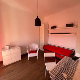 Apartment for rent for €1,250 per month in Milan, Via Giuseppe Ripamonti