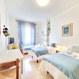 Lägenhet att hyra för 2 350 € i månaden i Milan, Via Doberdò