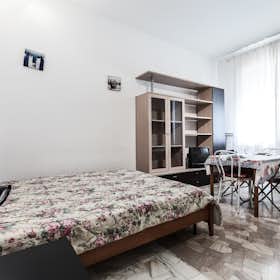 Studio for rent for €1,790 per month in Milan, Viale Coni Zugna