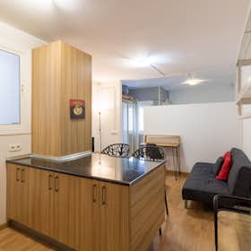 Lägenhet att hyra för 2 000 € i månaden i Barcelona, Carrer del Vallès
