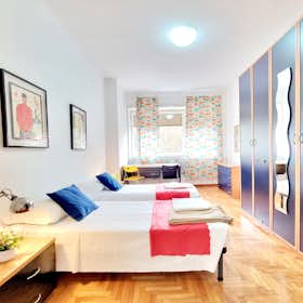 Apartment for rent for €3,150 per month in Milan, Via Gianfranco Zuretti