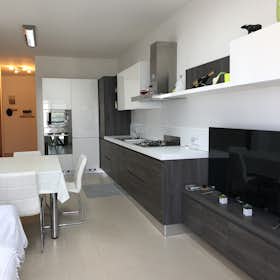 公寓 正在以 €1,000 的月租出租，其位于 Mellieħa, Triq il-Klamari