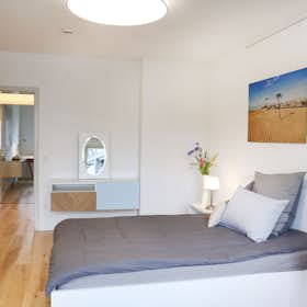 Apartment for rent for €2,350 per month in Köln, Franz-Kreuter-Straße