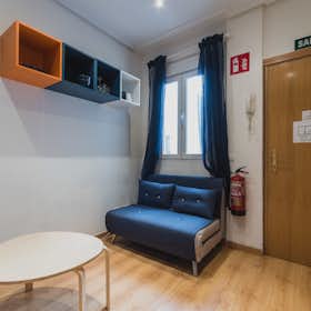 Apartment for rent for €1,145 per month in Madrid, Calle del Olivar