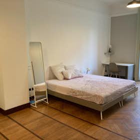Shared room for rent for €990 per month in Milan, Viale Regina Giovanna
