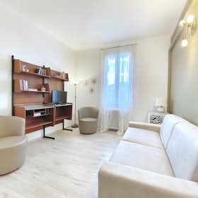 Apartment for rent for €1,540 per month in Bologna, Via Giuseppe Maria Mitelli