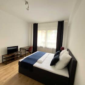 Apartment for rent for €2,950 per month in Köln, Hohenzollernring