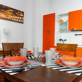 Appartement te huur voor € 1.450 per maand in Bologna, Via Pellegrino Matteucci