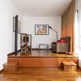 Studio for rent for €2,300 per month in Milan, Piazza Michelangelo Buonarroti