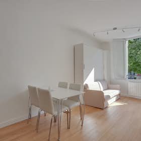 Studio for rent for €1,680 per month in Paris, Rue des Batignolles
