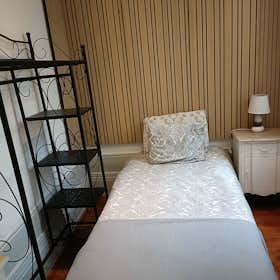 Private room for rent for €400 per month in Porto, Rua de Santo Ildefonso