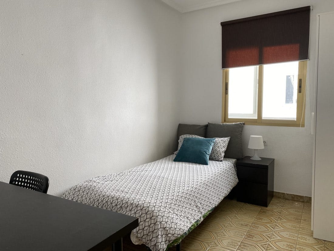 Private room for rent for €310 per month in Valencia, Calle Pedro Patricio Mey