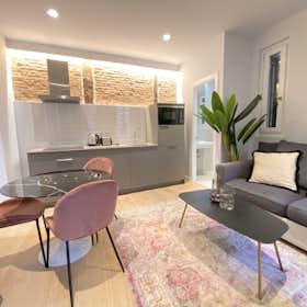 Apartment for rent for €2,015 per month in Madrid, Calle del Águila
