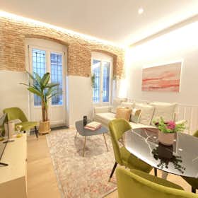 Apartment for rent for €4,365 per month in Madrid, Calle del Águila