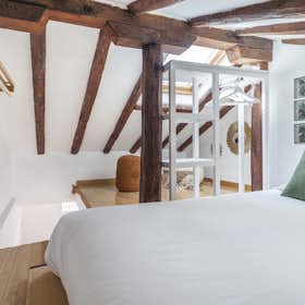 Apartment for rent for €2,120 per month in Madrid, Calle de Santa Isabel