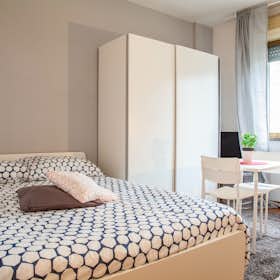 私人房间 正在以 €625 的月租出租，其位于 Rome, Via della Tenuta del Casalotto