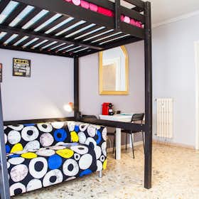 Private room for rent for €825 per month in Rome, Via Tiburtina
