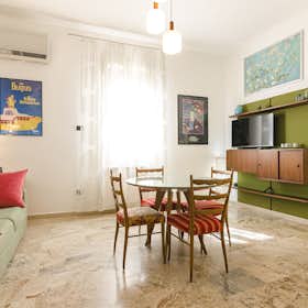Apartment for rent for €1,750 per month in Bologna, Via de' Gessi