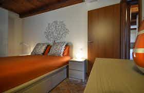 Appartement te huur voor € 2.100 per maand in Tresana, Località Tresana & Strada Provinciale di Tresana
