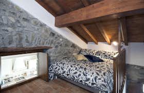 Appartement te huur voor € 3.000 per maand in Tresana, Località Tresana & Strada Provinciale di Tresana
