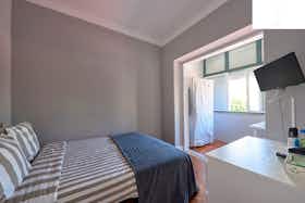 Отдельная комната сдается в аренду за 550 € в месяц в Amadora, Avenida Eduardo Jorge