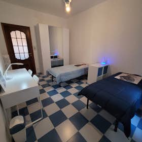 Mehrbettzimmer zu mieten für 250 € pro Monat in Turin, Via Antonio Cecchi