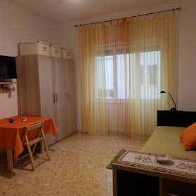Private room for rent for €580 per month in Rome, Via Giovanni Vestri