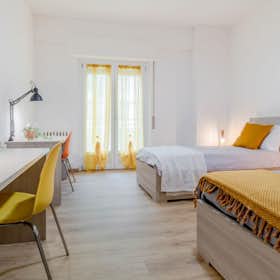Shared room for rent for €590 per month in Milan, Via Gianfranco Zuretti