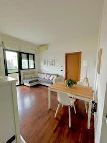 Appartamento in affitto a 1.370 € al mese a Milan, Via Lampugnano