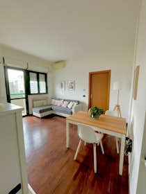 公寓 正在以 €1,370 的月租出租，其位于 Milan, Via Lampugnano