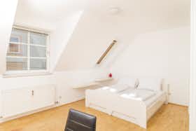 Apartment for rent for €1,800 per month in Graz, Wartingergasse