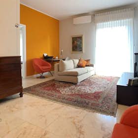 Apartment for rent for €2,200 per month in Sesto San Giovanni, Via Umberto Fogagnolo