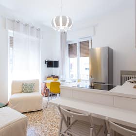 Apartment for rent for €1,540 per month in Milan, Via Tito Vignoli