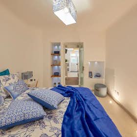 Apartment for rent for €1,200 per month in Lisbon, Rua de Santa Catarina