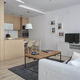 Apartment for rent for €1,750 per month in Lisbon, Rua dos Ferreiros à Estrela