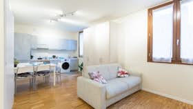 Apartment for rent for €1,390 per month in Milan, Via Francesco Primaticcio