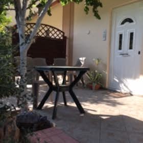 House for rent for €1,250 per month in Khalándrion, Amyklon