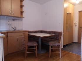 Appartement à louer pour 1 100 €/mois à Ljubljana, Ilirska ulica