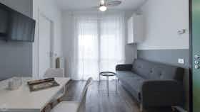 Appartement te huur voor € 1.343 per maand in Vedano al Lambro, Via 4 Novembre