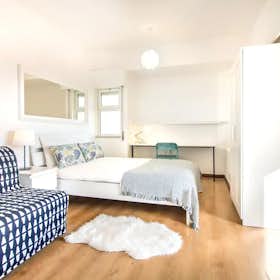 单间公寓 正在以 €2,000 的月租出租，其位于 Cascais, Avenida das Comunidades Europeias
