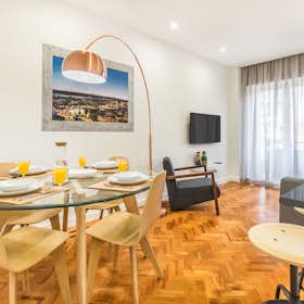Apartment for rent for €2,000 per month in Lisbon, Rua Eça de Queiróz