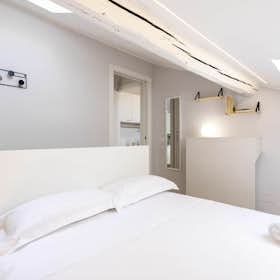 Apartment for rent for €2,100 per month in Milan, Via Francesco Ferrucci