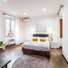 Apartment for rent for €3,950 per month in Rome, Via di Sant'Angelo in Pescheria