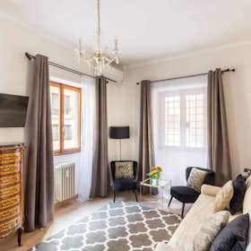 Apartment for rent for €3,200 per month in Rome, Via della Trinità dei Pellegrini
