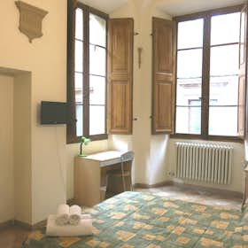 Pokój współdzielony do wynajęcia za 480 € miesięcznie w mieście Siena, Via del Porrione