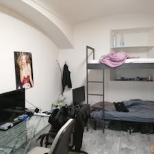 Shared room for rent for €225 per month in Turin, Piazza Vittorio Veneto