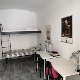 Mehrbettzimmer zu mieten für 255 € pro Monat in Turin, Piazza Vittorio Veneto