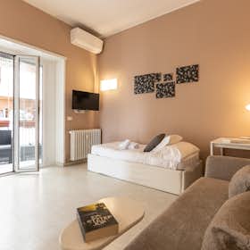 Apartment for rent for €1,900 per month in Rome, Via Carlo Rusconi