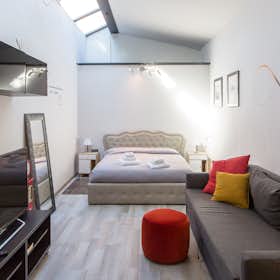 Studio for rent for €1,200 per month in Rome, Via dei Riari